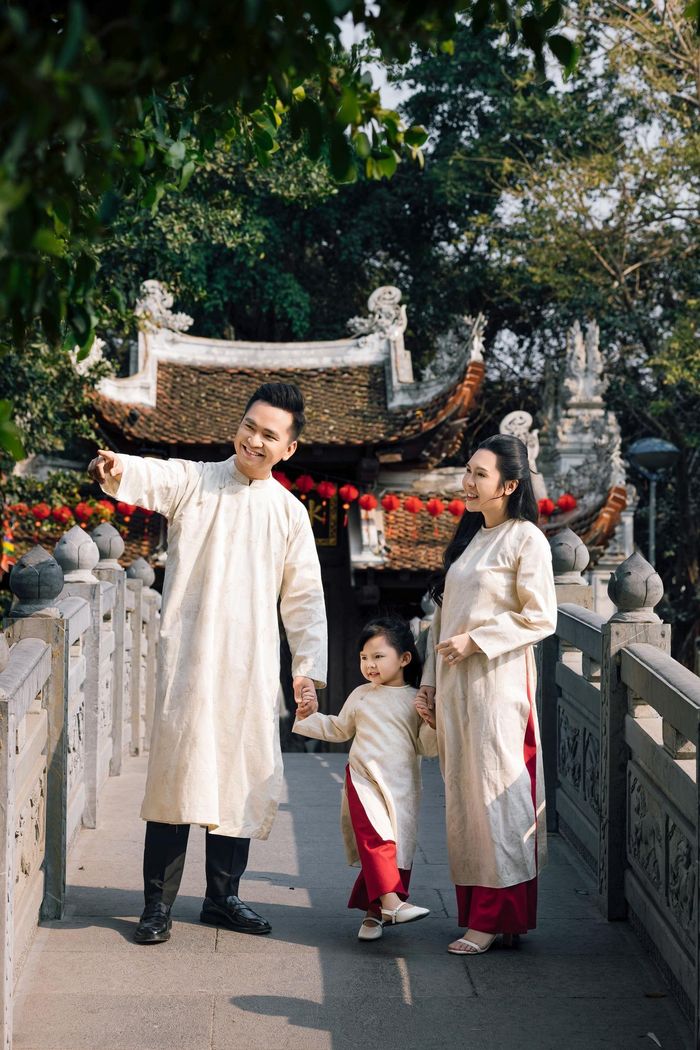 Những khoảnh khắc về gia đình nhỏ của vợ chồng anh luôn được khán giả yêu mến và chia sẻ rộng rãi trên các nền tảng mạng xã hội. Được biết, con gái đầu của nam MC có tên gọi là Trứng, bé trai thứ hai có tên gọi thân mật là Voi. (Ảnh: FBNV)