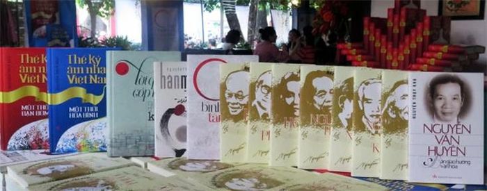 Một số sách nghiên cứu của Nguyễn Thụy Kha. Ảnh: Lam Điền