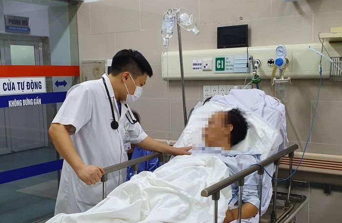 Bệnh nhân đột quỵ cấp cứu tại Bệnh viện Bạch Mai. Ảnh: Thế Anh