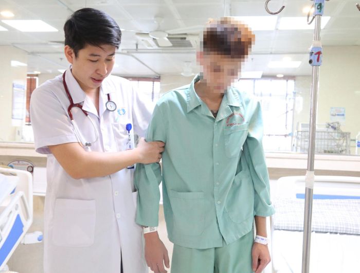 Nam bệnh nhân 21 tuổi bị đột quỵ điều trị tại Bệnh viện Đa khoa tỉnh Phú Thọ. Ảnh: BVCC