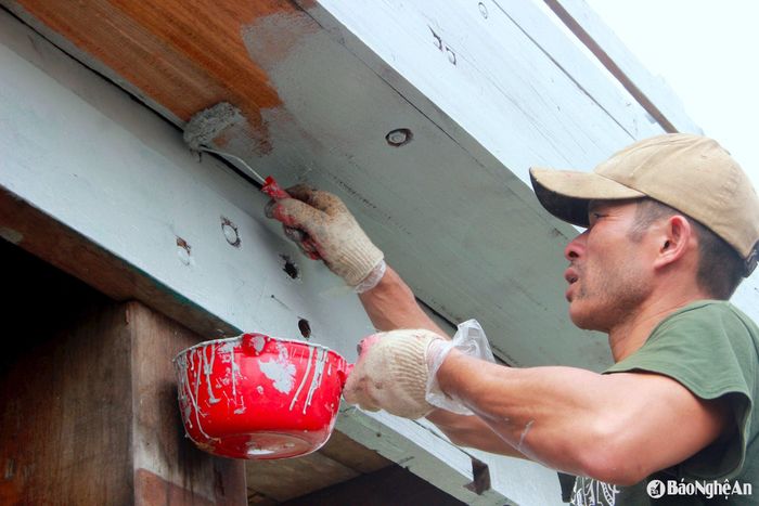 Anh Thái Bá Tiến ở xã Bích Ngọc, huyện Diễn Châu trước đây là thuyền viên đánh bắt cá trên biển, tuy nhiên, những năm trở lại đây, do ngư trường khó khăn, nên anh đã chuyển sang nghề sửa chữa, tân trang tàu cá, cho thu nhập ổn định. Ảnh: Xuân Hoàng