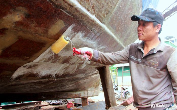 Theo các thợ chuyên sơn tàu cá cho biết: Việc chống thấm cho tàu cá đặc biệt quan trọng và hiện nay có rất nhiều phương pháp chống thấm được áp dụng như sử dụng các loại sơn chống thấm, các loại bột bã, vật liệu, keo... Nhưng hiệu quả và tiết kiệm chi phí nhất vẫn là sử dụng vật liệu composite. Ảnh: Xuân Hoàng