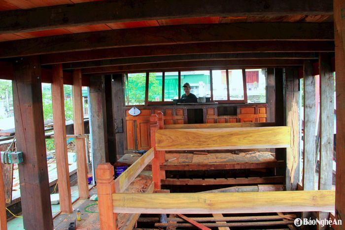Ông Trần Đức Bình - thợ sửa chữa tàu cá cho biết, công việc của thợ là tàu hư hỏng bộ phận nào thì sửa chữa ở đó, như thay đà mới, vỏ mới, mở rộng ca bin tàu... với tiền công khoảng 450.000 đồng/ngày. Trong ảnh: Ca bin của một con tàu được sửa chữa và mở rộng hơn. Ảnh: Xuân Hoàng