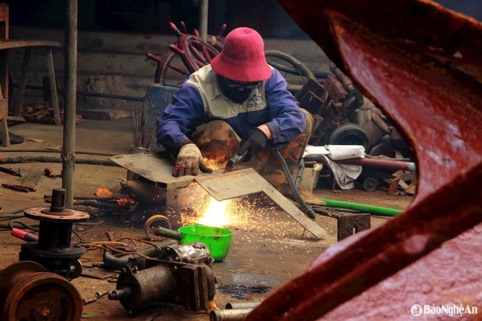 Ông Mai Hồng Phong - Chi cục trưởng Chi cục Thủy sản và Kiểm ngư thông tin: Trên địa bàn Nghệ An hiện có 9 cơ sở sửa chữa, cải hoán tàu cá tại các địa phương ven biển. Trong năm 2024, toàn tỉnh có 144 tàu cá được chấp thuận cải hoán. Trong ảnh: Thợ cơ khí sửa chữa các bộ phận của tàu cá bị hư hỏng. Ảnh: Quang An