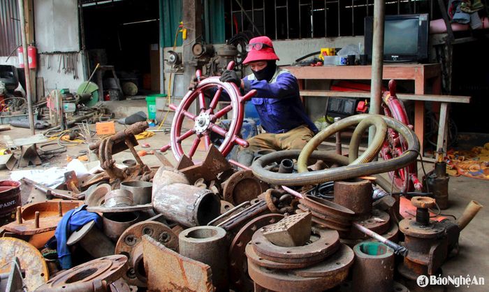 Các bộ phận, máy móc của tàu cá bị hư hỏng đều được tập kết để chủ xưởng sửa chữa...Trung bình mỗi tàu cá vỏ gỗ khi hoạt động trên biển 1 năm thì được thay "áo mới" 1 lần. Ảnh: Quang An