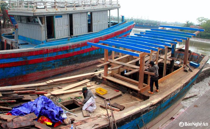 Ông Nguyễn Văn Hùng - chủ cơ sở cải hoán tàu cá ở xóm Nghĩa Phú, xã Phú Nghĩa (Quỳnh Lưu) cho hay, mỗi năm, cơ sở của ông sửa chữa, cải hoán từ 40 - 50 chiếc tàu theo đơn đặt hàng của khách hàng là ngư dân trong và ngoài tỉnh. Hiện nay, cơ sở tạo việc làm cho 18 người là những thợ mộc, thợ máy, thợ sơn... lành nghề. Ảnh: Quang An