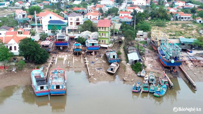 Những ngày này, các cơ sở sửa chữa, cải hoán tàu cá trên địa bàn huyện Quỳnh Lưu đón nhiều tàu cá vào sửa chữa. Hàng chục lao động là thợ mộc và thợ máy tích cực làm việc. Trong ảnh: Hai cơ sở sửa chữa, cải hoán tàu cá của ông Nguyễn Văn Hùng và Hồ Văn Ngọ ở xóm Nghĩa Phú, xã Phú Nghĩa, huyện Quỳnh Lưu. Ảnh: Xuân Hoàng