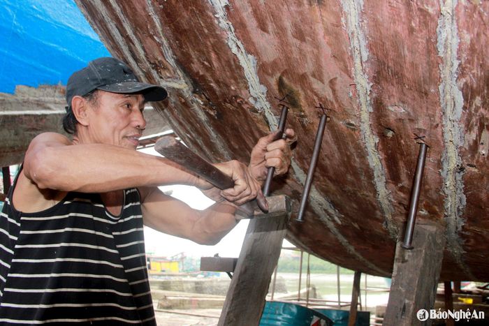 Đối với tàu cá bằng gỗ thì đà là bộ phận rất quan trọng, nhằm giữ cho thân tàu được vững chắc trước sóng biển, do đó, những con tàu cũ mà đà không đảm bảo là phải thay đà mới. Ảnh: Quang An