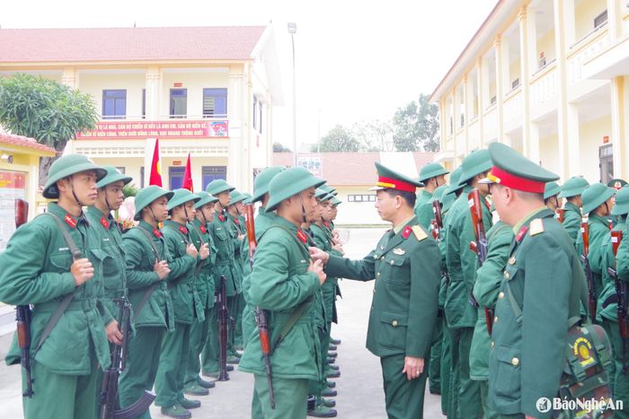 Đoàn công tác Bộ Chỉ huy Quân sự tỉnh kiểm tra tác phong của chiến sĩ mới tại Trung đoàn 764. Ảnh: Châu Khang