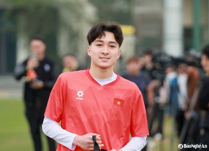 Cầu thủ Việt kiều - Thomas Mai Veeren chia tay U17 Việt Nam. Ảnh: Hải Hoàng