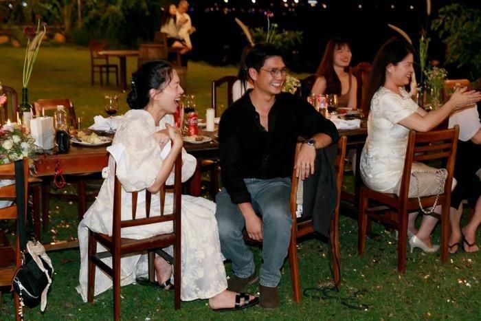 Ngô Thanh Vân mặc đồ rộng khi tham gia tiệc sinh nhật do chồng tổ chức. Ảnh: FBNV
