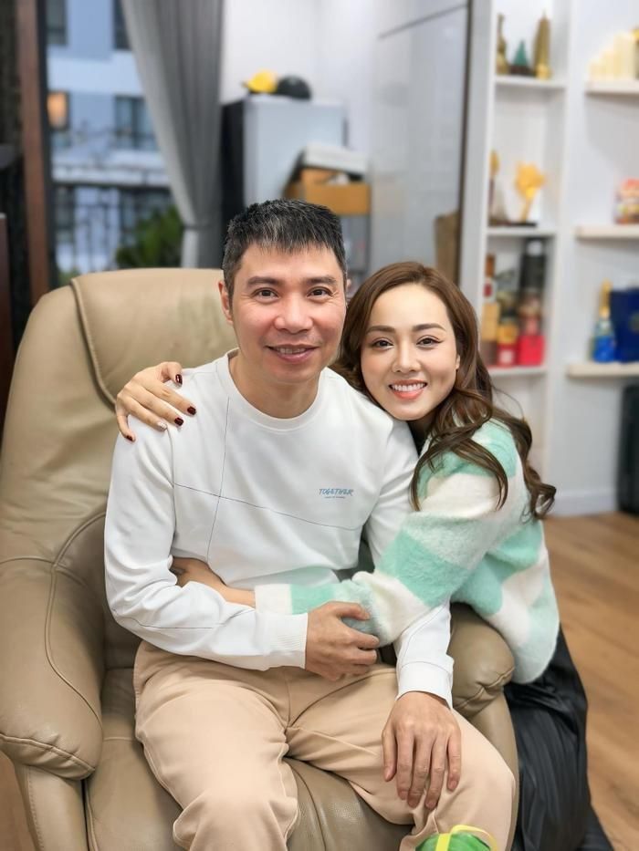 NSND Công Lý có cuộc sống bình yên, hạnh phúc bên cạnh vợ trẻ sau 5 năm kết hôn. (Ảnh: FBNV)