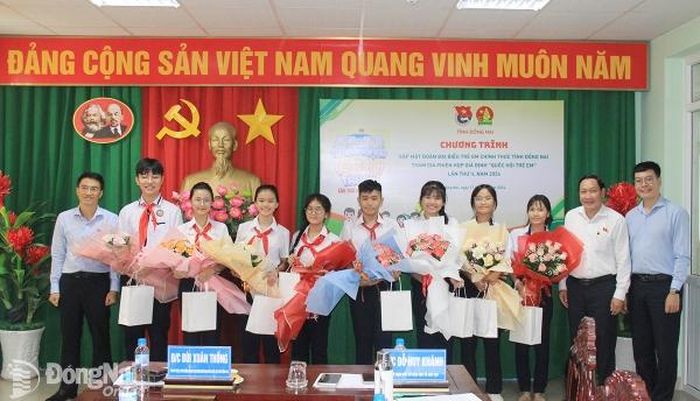 Đoàn Đại biểu Quốc hội tỉnh Đồng Nai gặp gỡ đoàn đại biểu của tỉnh trước khi tham dự phiên họp giả định Quốc hội trẻ em lần thứ II-2024. Ảnh:N.Sơn