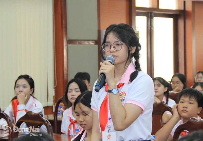 Đại biểu thiếu nhi thành phố Biên Hòa mạnh dạn bày tỏ ý kiến tại Diễn đàn Đối thoại giữa thiếu nhi với lãnh đạo thành phố.