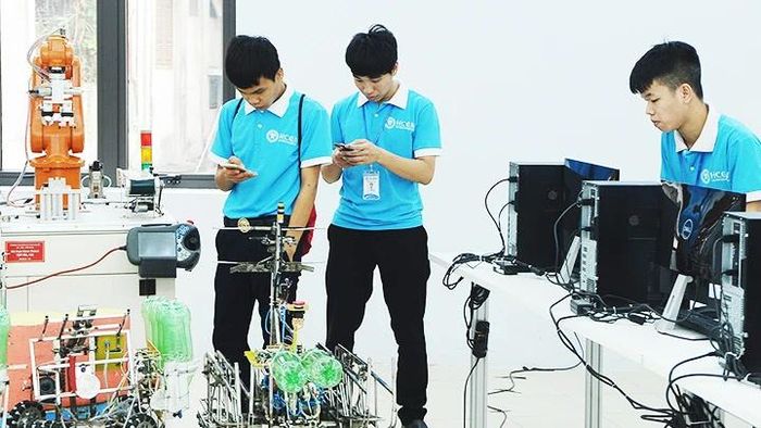 Tiết học của sinh viên Trường cao đẳng Cơ điện Hà Nội. Ảnh: BẮC SƠN