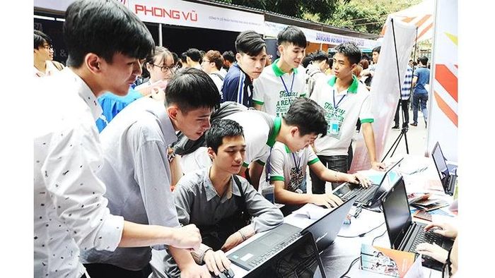 Sinh viên Trường đại học Công nghệ tìm hiểu thông tin tuyển dụng của doanh nghiệp. Ảnh: HẢI ANH