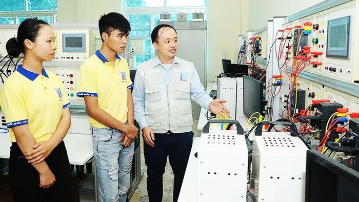 Giờ học thực hành của sinh viên Trường cao đẳng Điện tử - Điện lạnh Hà Nội. Ảnh: NGUYỄN HẢI