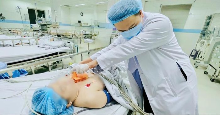  Bệnh nhân T. được các bác sĩ sốc điện tại buồng hồi sức. (Ảnh: BVCC) 