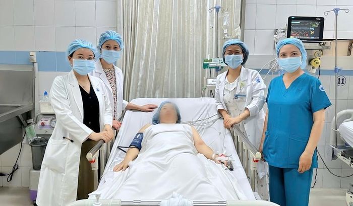  Người bệnh T. được theo dõi và điều trị tại buồng hồi sức. (Ảnh: BVCC) 