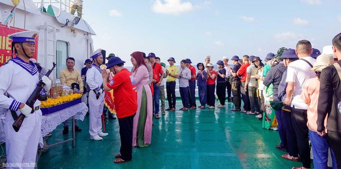 Lễ tưởng niệm các anh hùng liệt sĩ hy sinh vì sự nghiệp bảo vệ chủ quyền biển đảo của Tổ quốc được tổ chức trên tàu HQ 571 tại vùng biển đảo Gạc Ma, Cô Lin, Len Đao thuộc quần đảo Trường Sa năm 2023. (Ảnh: Nguyễn Hồng)