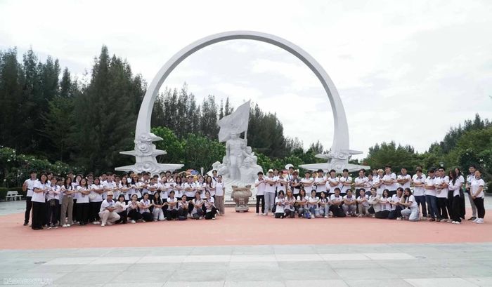 Thanh niên, sinh viên kiều bào đến thăm và dâng hương khu tưởng niệm chiến sĩ Gạc Ma. (Ảnh: Tuấn Việt)