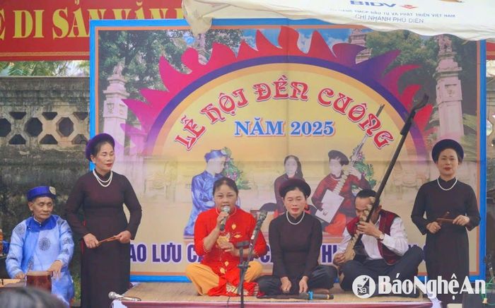 Hát ca trù tại Lễ hội Đền Cuông là nét sinh hoạt văn hóa đặc sắc. Ảnh: Mai Giang
