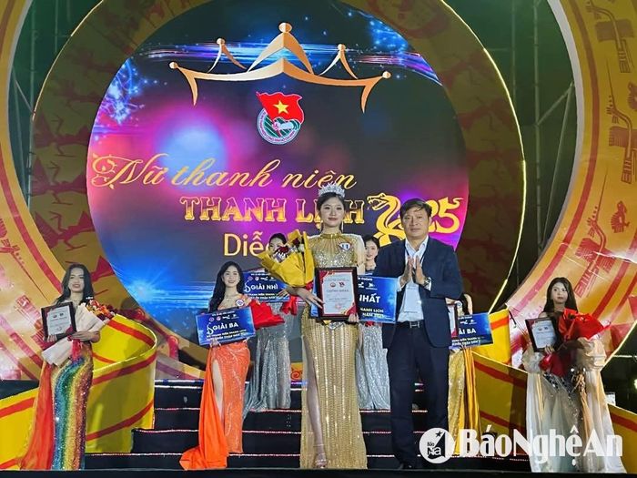 Phần thi Nữ thanh niên thanh lịch tại lễ hội năm nay. Ảnh: Mai Giang