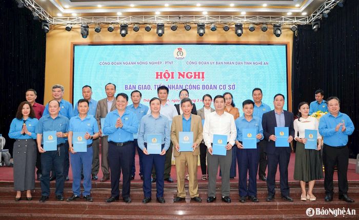 Bàn giao công đoàn cơ sở ngành Nông nghiệp và Phát triển nông thôn cho Công đoàn UBND tỉnh Nghệ An. Ảnh: Diệp Thanh