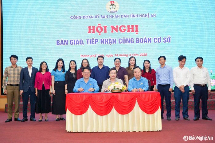 Bàn giao 19 công đoàn cơ sở thuộc Công đoàn Viên chức cho Công đoàn các cơ quan Đảng tỉnh Nghệ An. Ảnh: Diệp Thanh