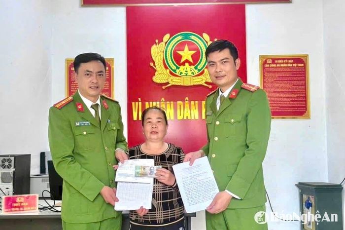 Công an xã Bình Sơn bàn giao tài sản bị đánh rơi cho bà Trần Thị Phượng. Ảnh: Công an xã cung cấp.