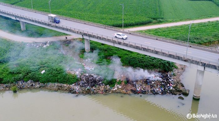 Ven sông Lam dưới cầu Yên Xuân xuất hiện bãi rác tự phát. Ảnh: Q.A