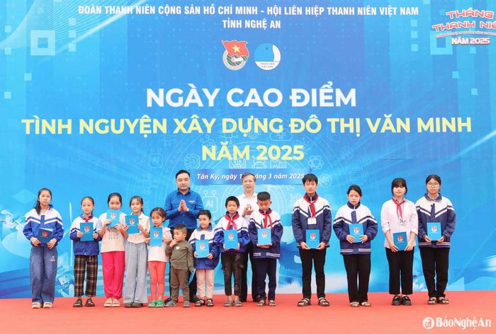 Đại diện Thường trực Ủy ban MTTQ tỉnh và Tỉnh đoàn tặng quà cho học sinh khó khăn tại chương trình. Ảnh: Thái Trường