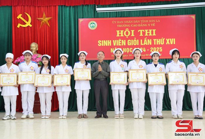 Hội Khuyến học tỉnh tặng giấy khen cho các cá nhân có thành tích cao.