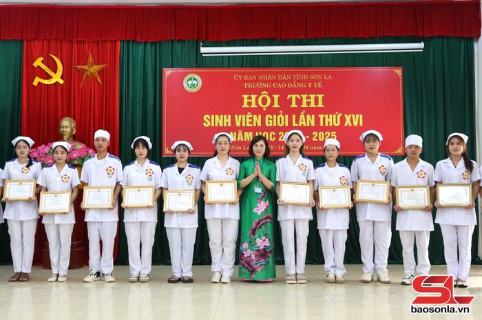 Ban tổ chức trao giải nhất cho các thí sinh đoạt giải.