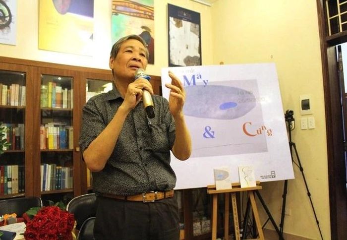 Nhà thơ Nguyễn Thụy Kha trong buổi ra mắt hai tập thơ mới ngày 26/11/2020. Ảnh: Minh Anh/Vietnam+