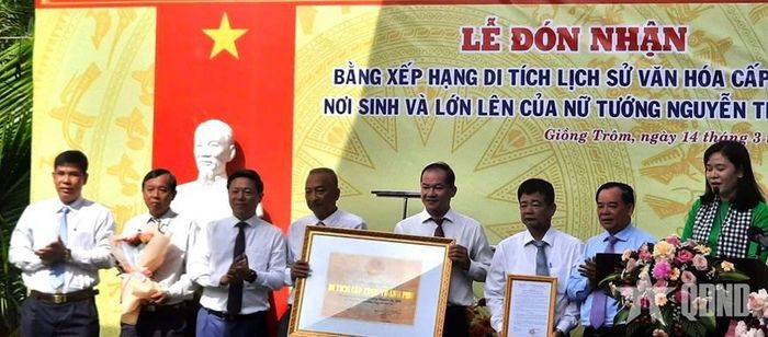 Lễ đón nhận Bằng xếp hạng Di tích lịch sử văn hóa cấp tỉnh "Nơi sinh và lớn lên của Nữ tướng Nguyễn Thị Định". (ảnh: B.QĐND)