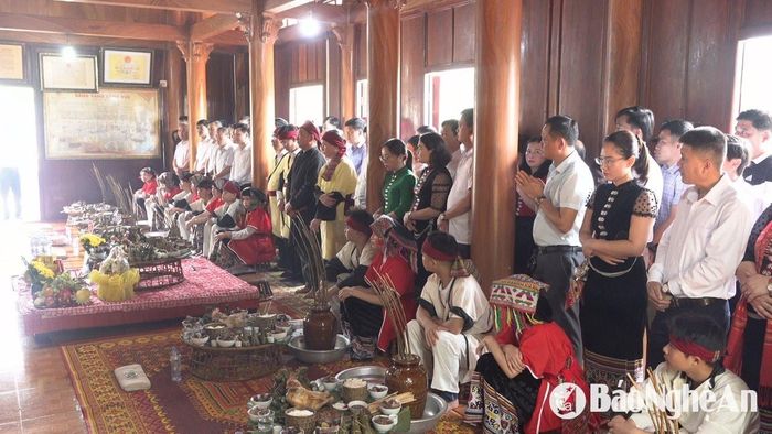 Việc tổ chức Lễ hội Đền Chín Gian là dịp để người dân chín bản mười mường vùng Phủ Quỳ cùng hành hương về nơi đất gốc mở hội tế trời, lễ tổ,... nhằm ghi nhớ công lao to lớn của cha ông đã lập bản, lập mường, khơi dậy tinh thần đoàn kết, gắn bó của đồng bào các dân tộc, cũng đồng thời cầu mưa thuận gió hòa, mùa màng tươi tốt... Ảnh: N.V