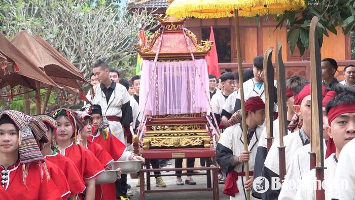 Trong tâm thức của đồng bào Thái vùng Phủ Quỳ thì đây là nơi hướng về tín ngưỡng tâm linh đối với Thẻn Phà (trời), Náng Xỉ Đả (con gái trời) và Tạo Ló Ỳ - người được coi là có công đầu trong việc khai mường, lập đất. Đền có tên là “Tến xớ quái” (đền Hiến Trâu), nhưng vì có 9 gian nên đồng bào gọi là “tến cau hoong” (có nghĩa là đền Chín Gian), mỗi gian tượng trưng cho một mường: mường Tôn, mường Pắn, mường Chừn, mường Chọng, mường Puộc, mường Quáng, mường Ha Quèn, mường Miểng, mường Chón. Ảnh: N.V
