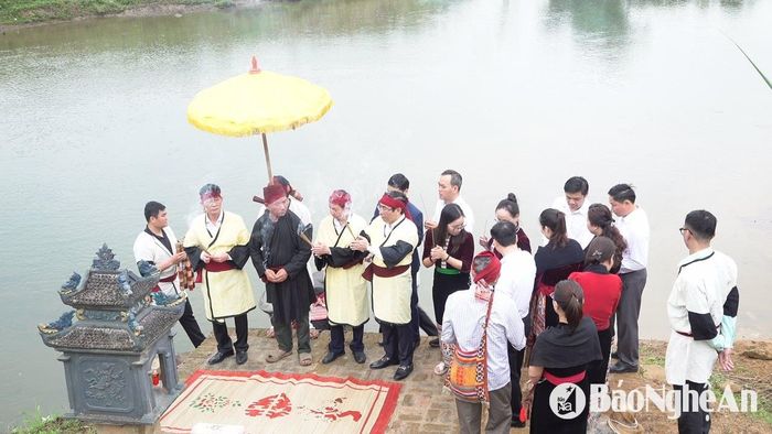 Năm 2008, đền Chín Gian được công nhận là Di tích văn hóa cấp tỉnh. Năm 2016, Lễ hội Đền Chín Gian được công nhận là di sản văn hóa phi vật thể cấp quốc gia. Năm 2023, đền Chín Gian được Bộ Văn hóa, Thể thao và Du lịch công nhận là di tích lịch sử cấp quốc gia. Lễ hội Đền Chín gian năm nay tổ chức trong 2 ngày, từ ngày 13-14/3/2025, tức ngày 14-15/2/2025 âm lịch. Là năm lẻ nên chỉ tổ chức phần lễ, không tổ chức hội. (Trong ảnh: Ban tổ chức làm lễ trước khi tắm trâu). Ảnh: N.V
