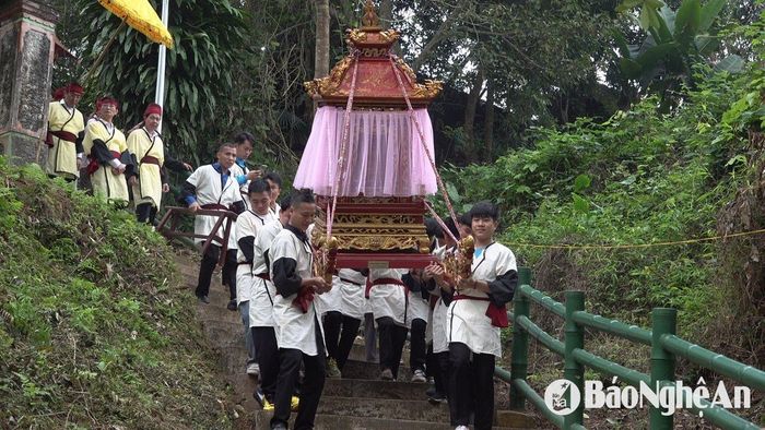 Đền Chín Gian được xây dựng vào cuối thế kỷ XIV, đầu thế kỷ XV tại Pú Chò Nhàng, thuộc bản Khoẳng, xã Châu Kim, huyện Quế Phong. Đến đầu thế kỷ XVIII, đền được chuyển đến bản Piếng Chào, xã Châu Kim, huyện Quế Phong, lúc đầu đền được làm bằng tranh tre nứa lá. Đến năm 1927, đền được làm lại thành nhà kê 4 hàng cột bằng gỗ lim lợp tranh kiên cố. Trải qua bao thăng trầm của lịch sử ngôi đền đã bị xuống cấp, mai một chỉ còn là phế tích. Đến năm 2004, thực hiện nghị quyết của Đại hội huyện Đảng bộ Quế Phong khóa XVIII và thể theo nguyện vọng của nhân dân, cùng với sự giúp đỡ của các ban ngành cấp tỉnh, đền được phục hồi, tôn tạo lại với một tòa thiết kế kiểu nhà sàn truyền thống của người Thái, gồm 9 gian, mỗi gian tượng trưng cho một mường. (Trong ảnh: Lễ rước). Ảnh: Nguyễn Việt