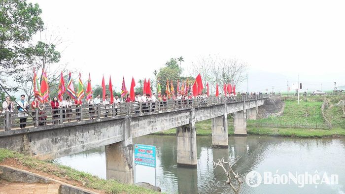 Chính bởi những nét đặc sắc riêng có, Lễ hội Đền Chín Gian luôn thu hút đông đảo người dân địa phương, du khách. Ảnh: N.V