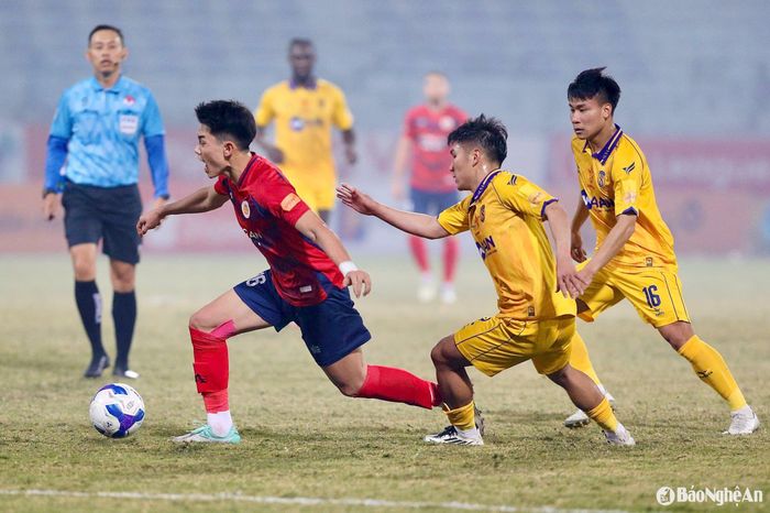 Ở V.League, số ít những câu lạc bộ như Sông Lam Nghệ An, Hoàng Anh Gia Lai, Viettel, Hà Nội là có hệ thống đào tạo trẻ tốt và không phụ thuộc vào việc mua sắm cầu thủ ngoại. Ảnh: TK
