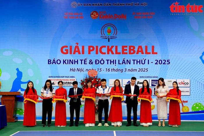 Các đại biểu cắt băng khai mạc giải đấu.