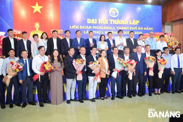 Các đại biểu được bầu vào Ban chấp hành ra mắt.