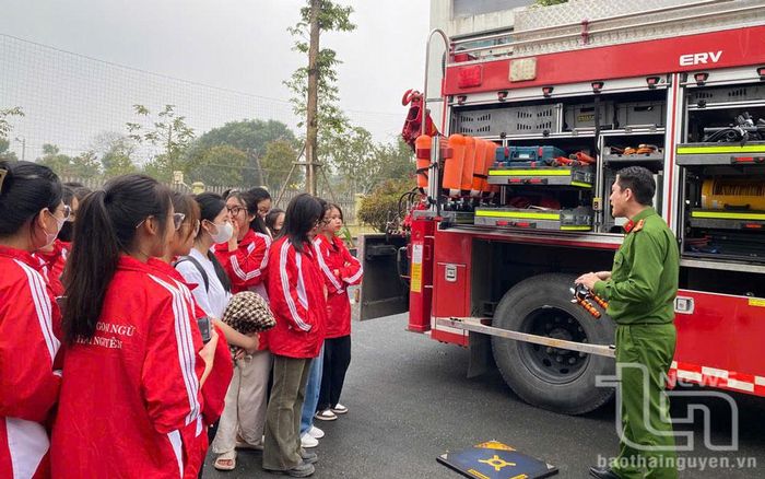 Cán bộ Phòng Cảnh sát Phòng cháy, chữa cháy và Cứu nạn, cứu hộ giới thiệu thiết bị, phương tiện chữa cháy đến sinh viên.