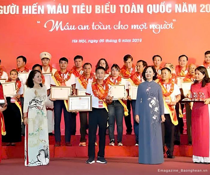 Anh Hồ Minh Nam được tôn vinh là người hiến máu tiêu biểu toàn quốc năm 2019. Ảnh: NVCC
