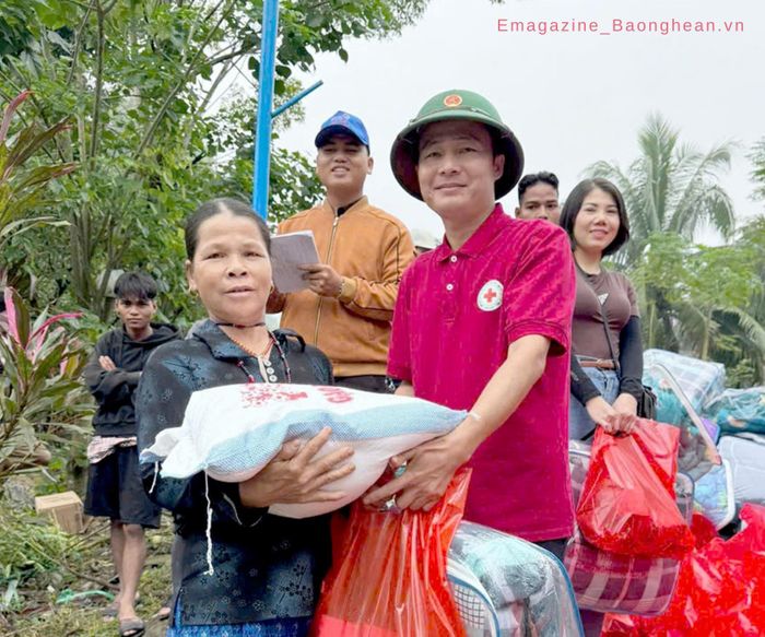 Câu lạc bộ Hiến máu nhân đạo Nghệ An tham gia thiện nguyện tặng quà cho các hộ nghèo ở vùng cao. Ảnh: NVCC