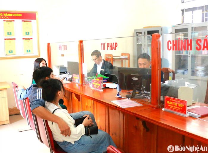 Công dân đến làm giấy tờ tại Bộ phận một cửa xã Xuân Hồng, huyện Nam Đàn. Ảnh: Khánh Ly
