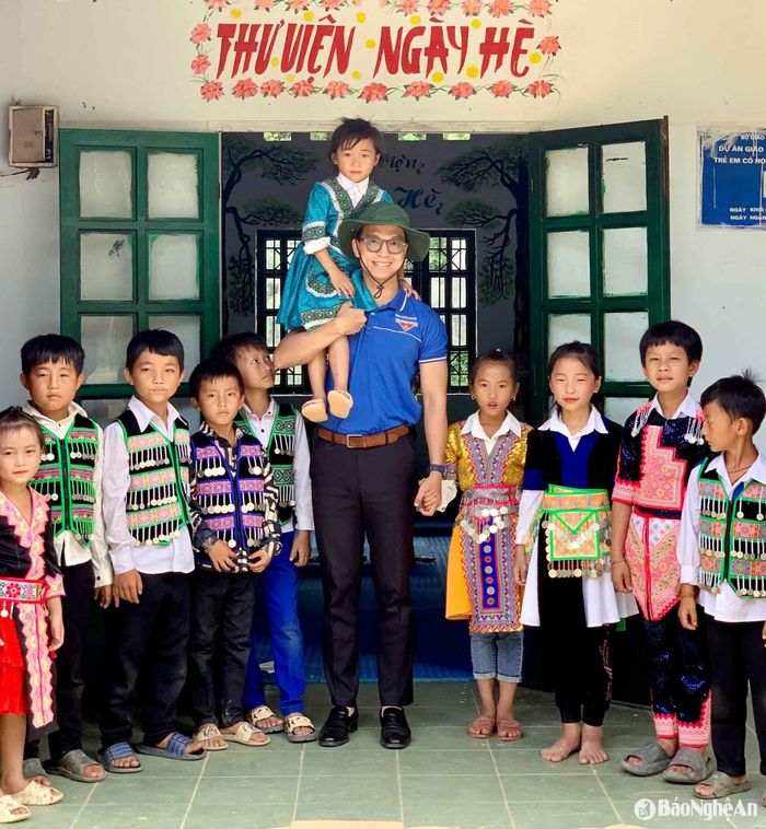 Nguyễn Hồ Mạnh cùng các em học sinh Trường Tiểu học Tam Hợp, xã Tam Hợp, huyện Tương Dương. Ảnh: Đoàn TNCS Hồ Chí Minh UBND tỉnh Nghệ An