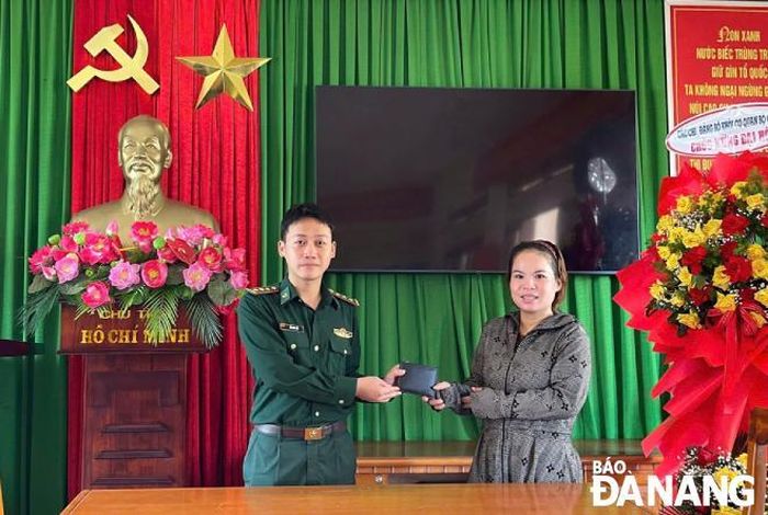 Thượng úy Vũ Duy Hải trao trả tài sản đánh rơi cho người dân.
